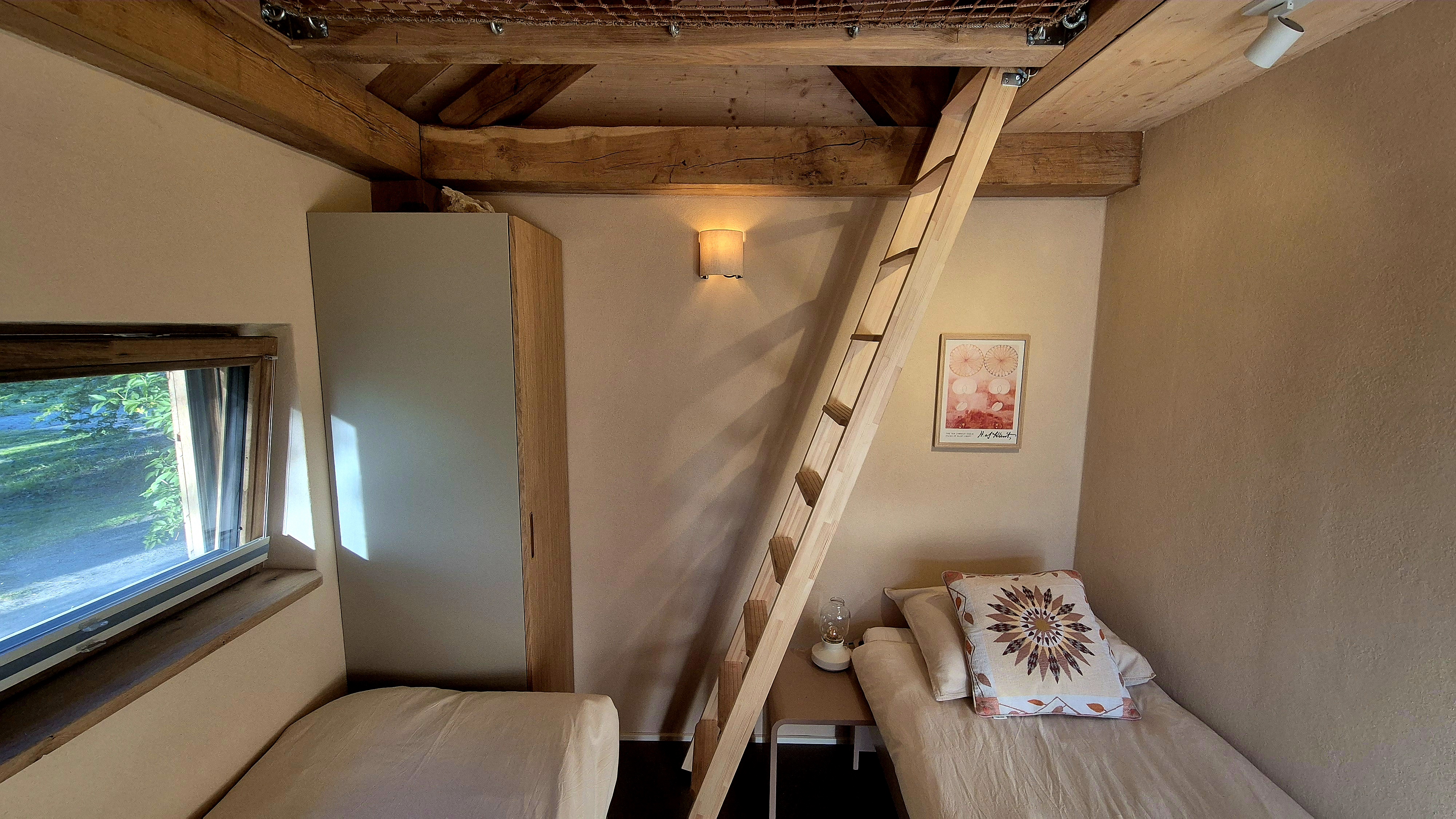 Slaapkamer met losse bedden