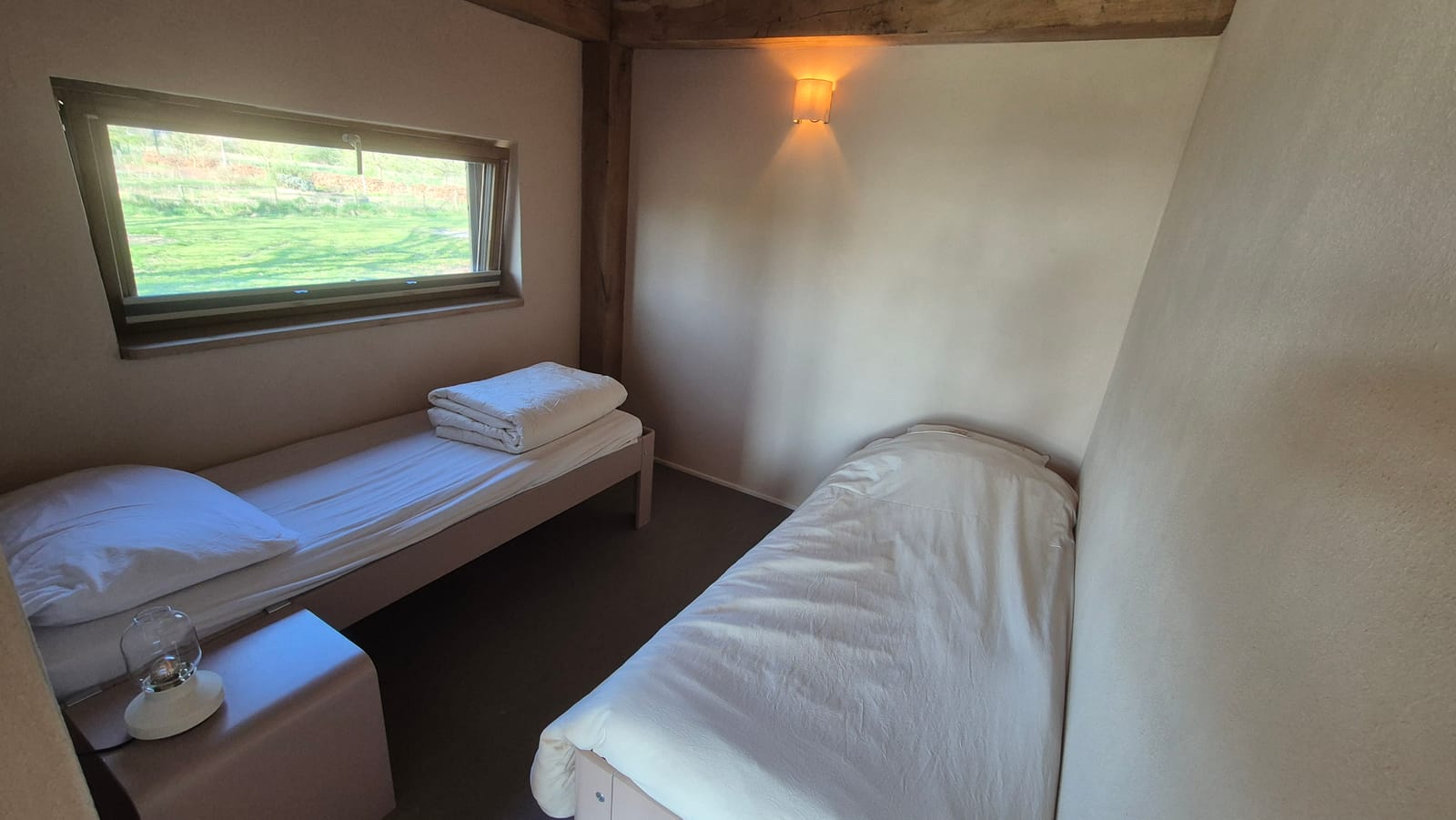 Slaapkamer met drie losse bedden