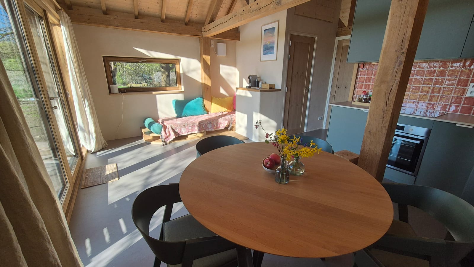 Eethoek en woonkamer met natuurlijke materialen