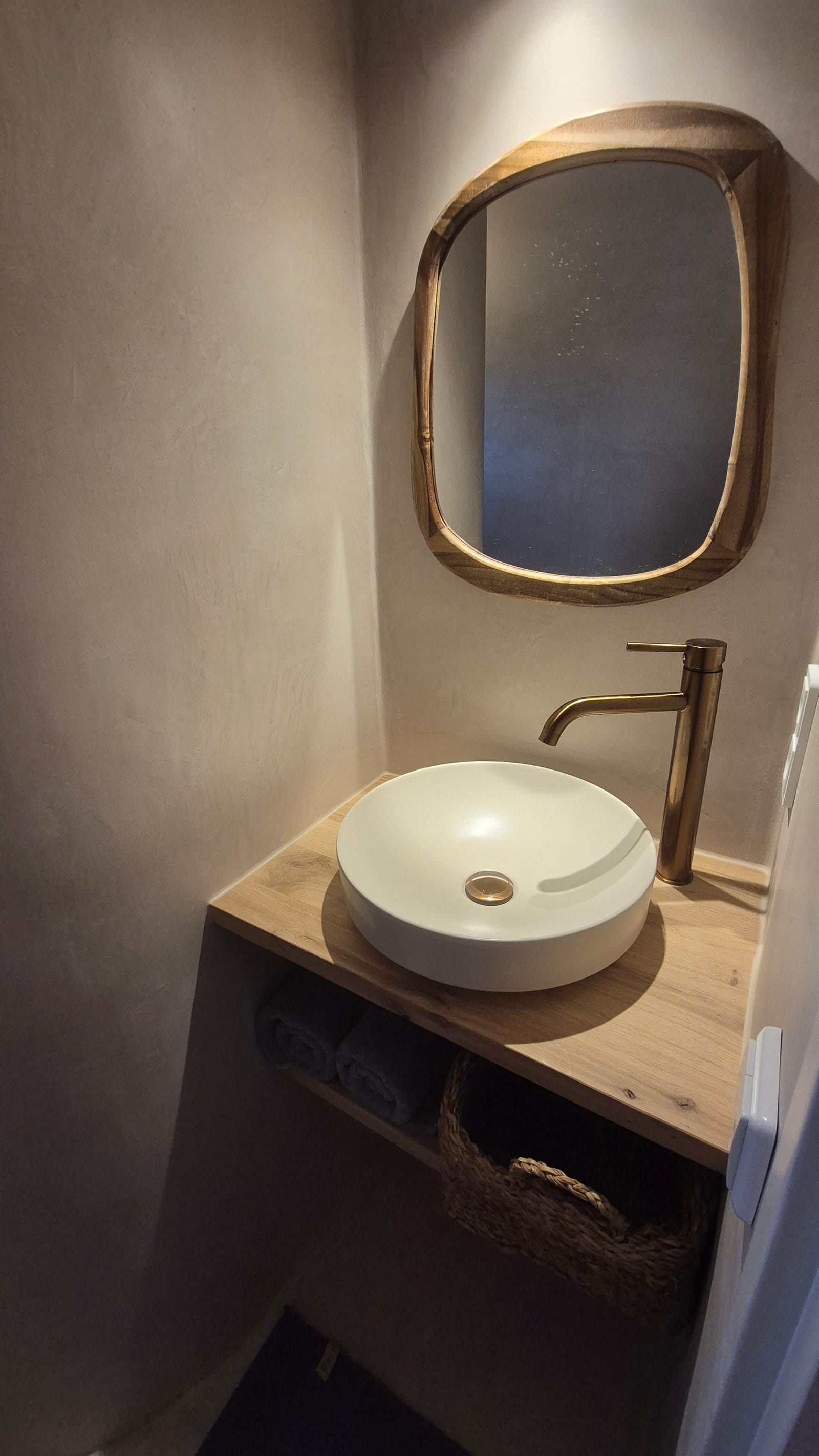 Badkamer met koperen kraan