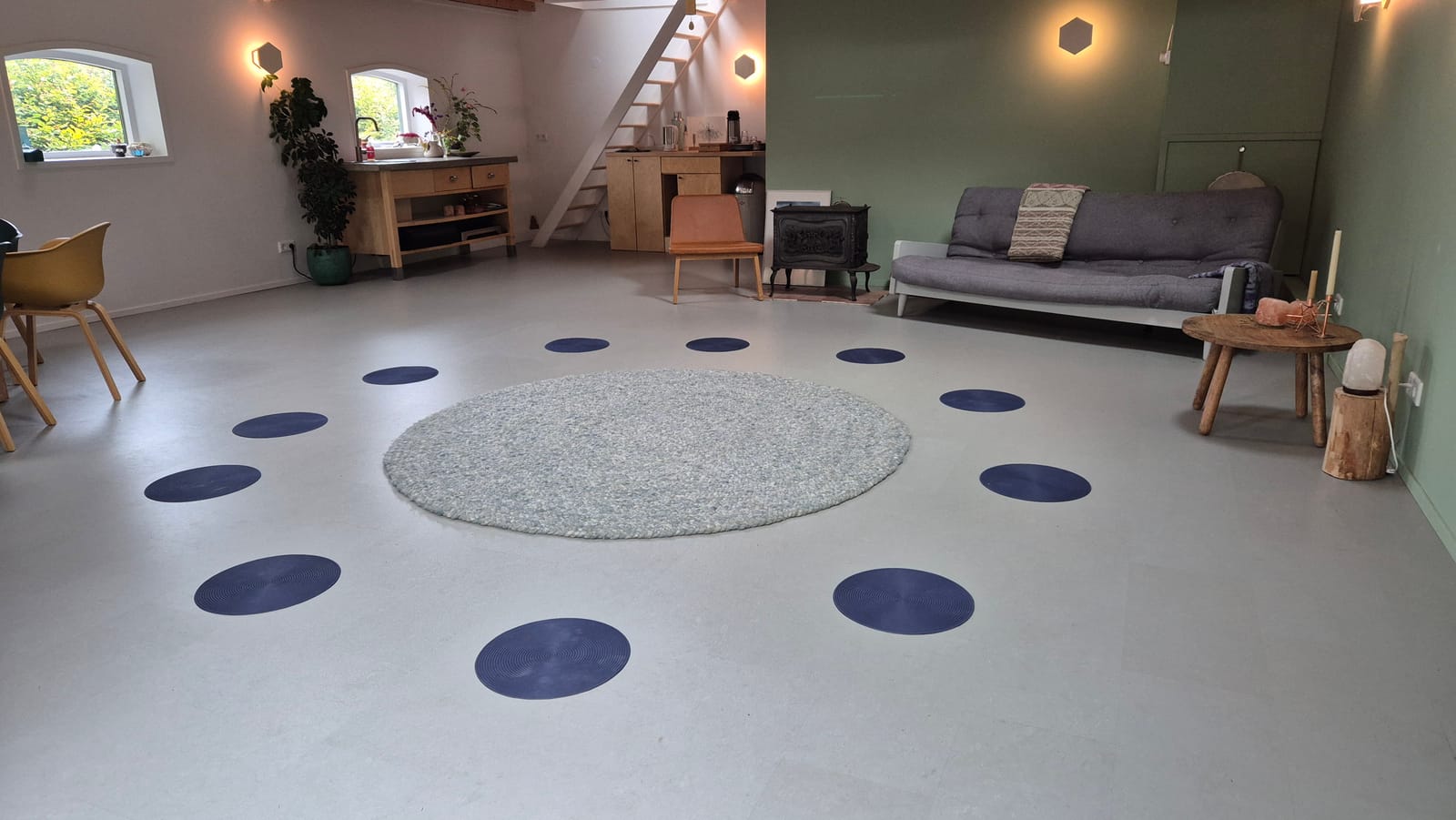 Cirkelkleed met zithoek en houtkachel