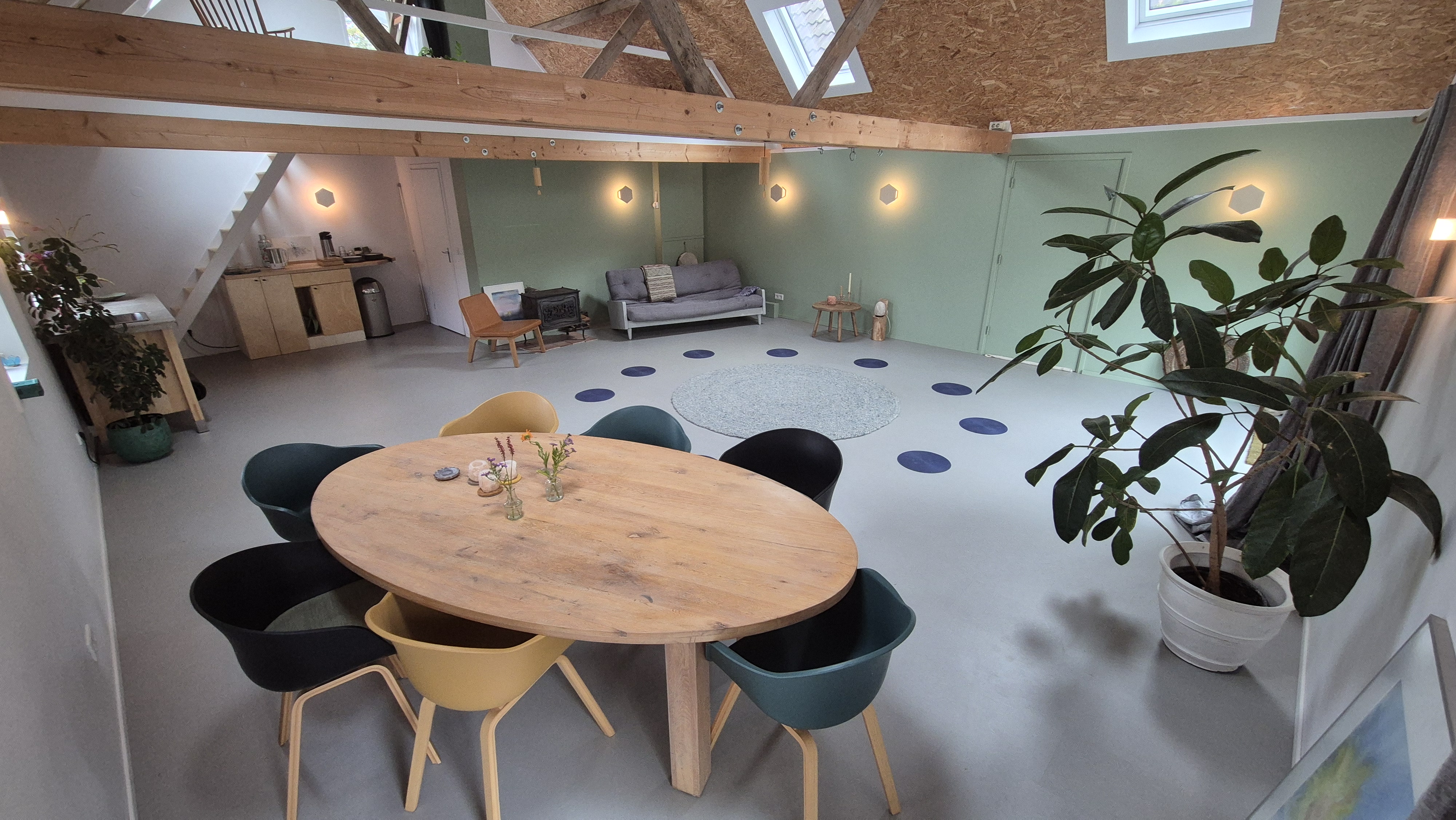 Eettafel met zicht op de ruimte