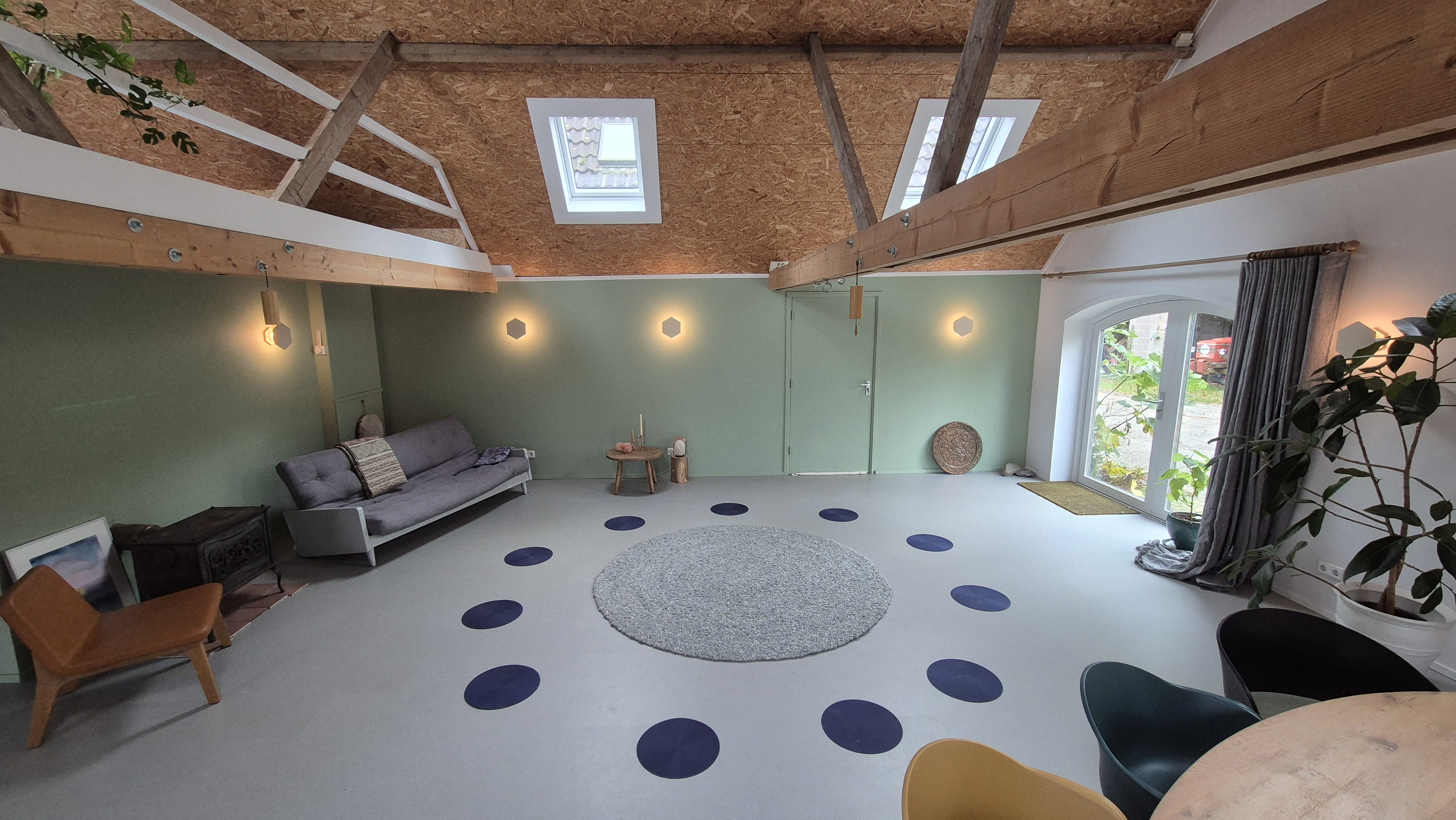 Ruimte met dakbalken en lichtkoepels