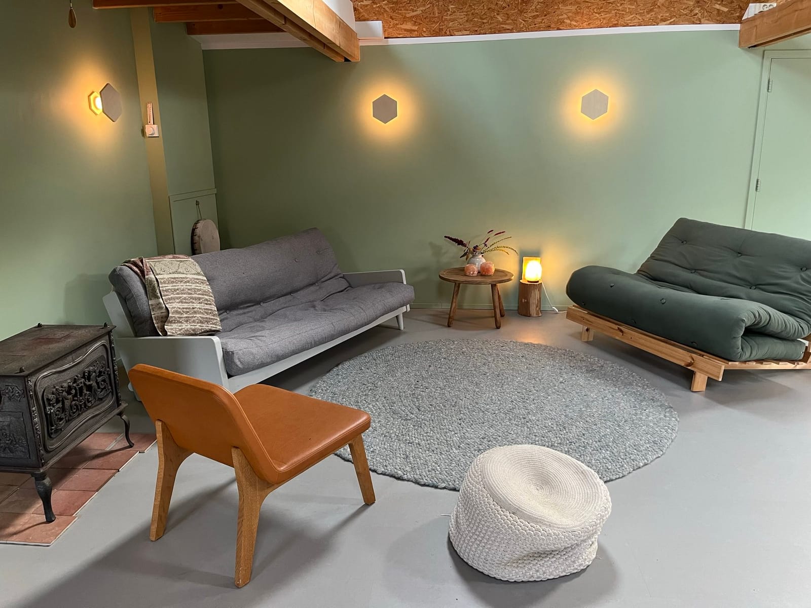 Sfeervolle zithoek bij de kachel