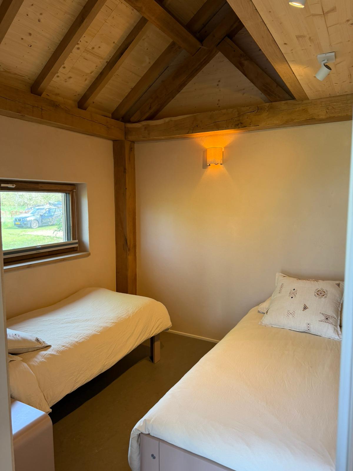 Slaapkamer met losse bedden