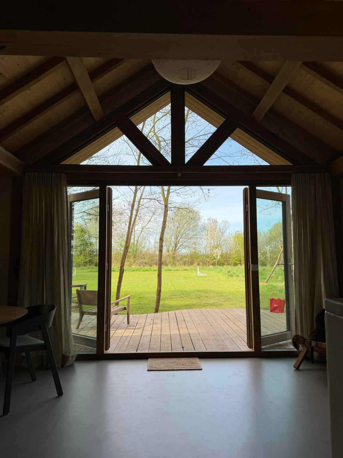 Uitzicht vanuit het huisje op het bos