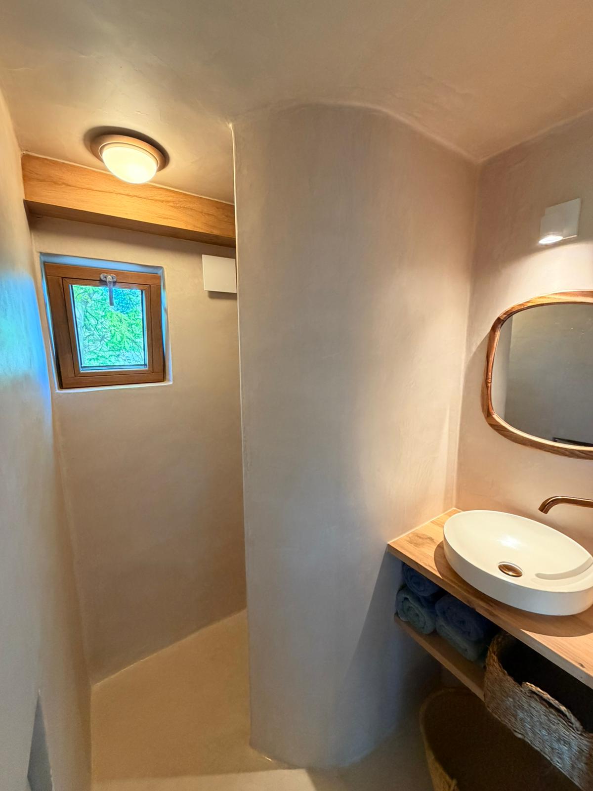 Badkamer met koperen kraan