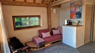 Eethoek en woonkamer met natuurlijke materialen