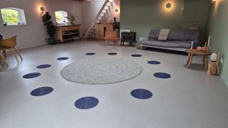 Cirkelkleed met zithoek en houtkachel